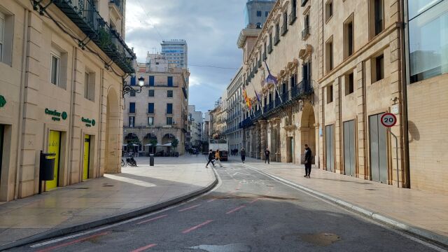 Imagen de la calzada que hay en la plaza del Ayuntamiento de Alicante por la que a partir de hoy se puede circular de nuevo