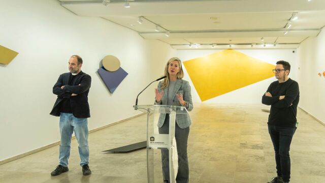 La concejala Irene Carvajal inaugura la exposición de David del Bosque, junto al artista vallisoletano y Javier Hontoria
