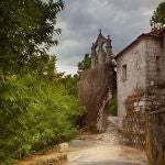 Así es el monasterio gallego excavado en la roca que desafía el tiempo