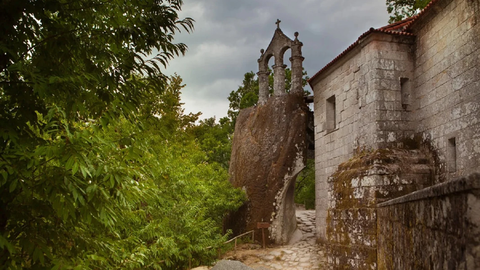 Así es el monasterio gallego excavado en la roca que desafía el tiempo