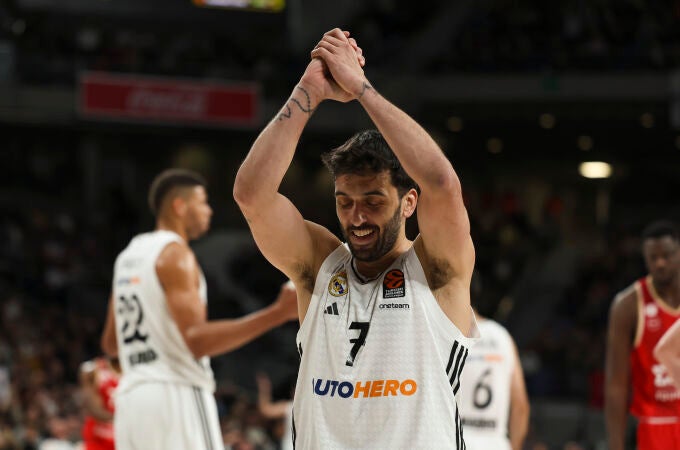 Campazzo lamenta una falta cometida ante el Olympiacos