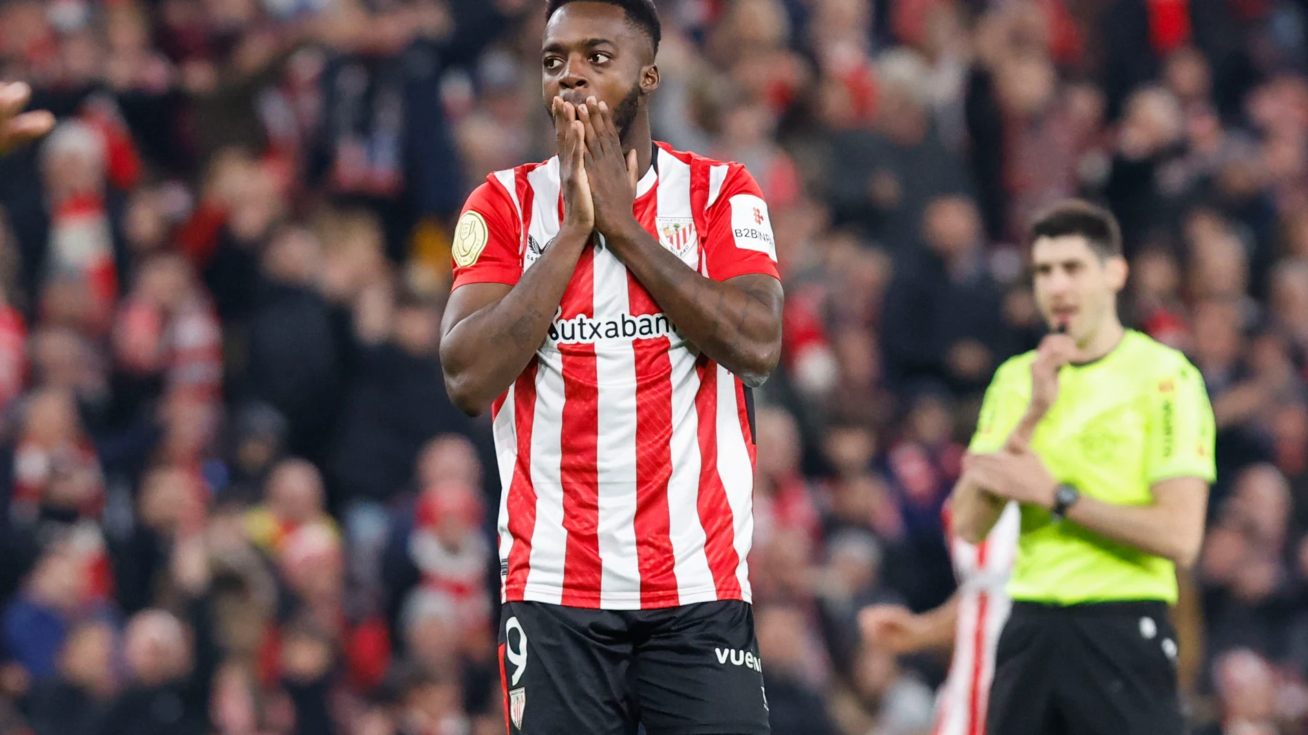 BILBAO, 16/01/2025.- El delantero del Athletic Iñaki Williams (i), durante el partido de octavos de final de la Copa del Rey de fútbol que Athletic Club y CA Osasuna disputan este jueves en el estadio de San Mamés, en Bilbao. EFE/Miguel Toña