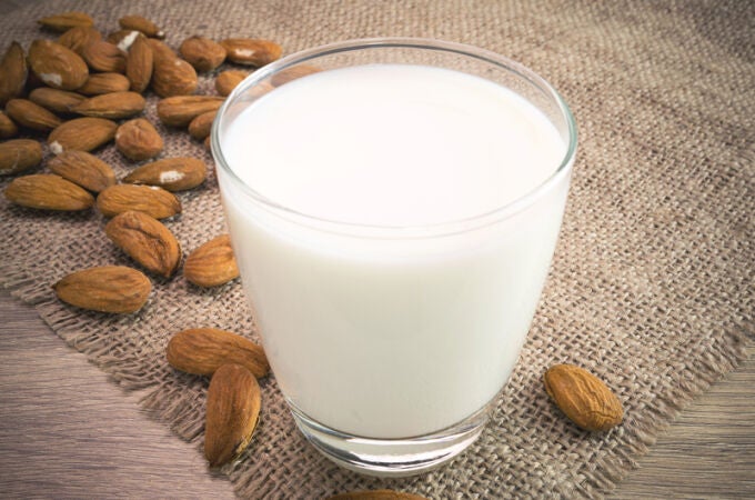 La leche es un producto dentro de los lácteos, esencial para mantener una buena salud y con múltiples beneficios y nutrientes, tal y como recuerda la OCU