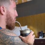 Iker Muniain degustando la famosa infusión