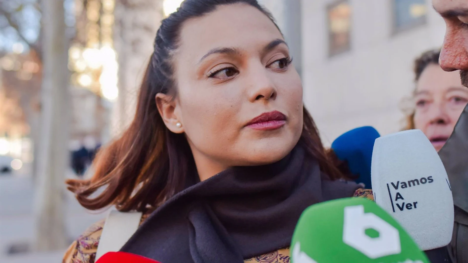 Elisa Mouliaá, nerviosa ante la expectación mediática a su llegada a los Juzgados para declarar contra Íñigo Errejón