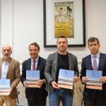 La empresa Nautalia entrega los carteles de la próxima Feria de Fallas al presidente de la Diputación de Valencia, Vicent Mompó