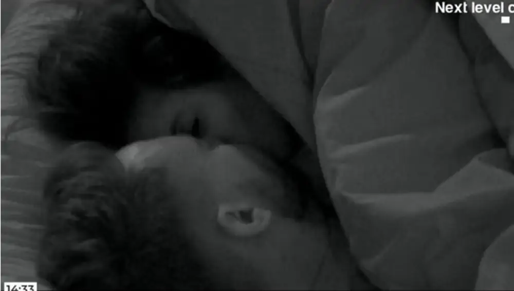 José María Almoguera y María La Jerezana besándose