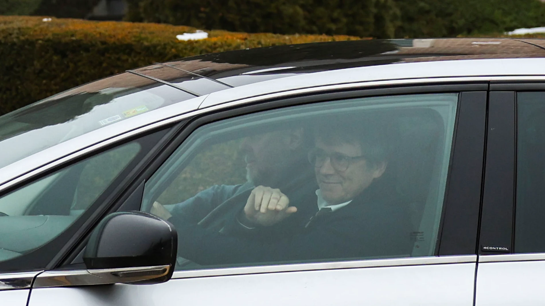Waterloo (Bélgica), 16/01/2025.- El presidente de Junts, Carles Puigdemont (d), y el de ERC, Oriol Junqueras, salen juntos en coche tras una reunión en Waterloo (Bélgica) en la que han acordado impulsar "espacios de trabajo coordinado" sobre "objetivos compartidos". EFE/Laura Zornoza