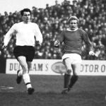 Denis Law, junto a Bobby Robson en un Fulham-Manchester United