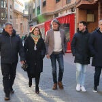 Martínez pasea por Palencia junto a la alcaldesa Miriam Andrés y varios dirigentes socialistas