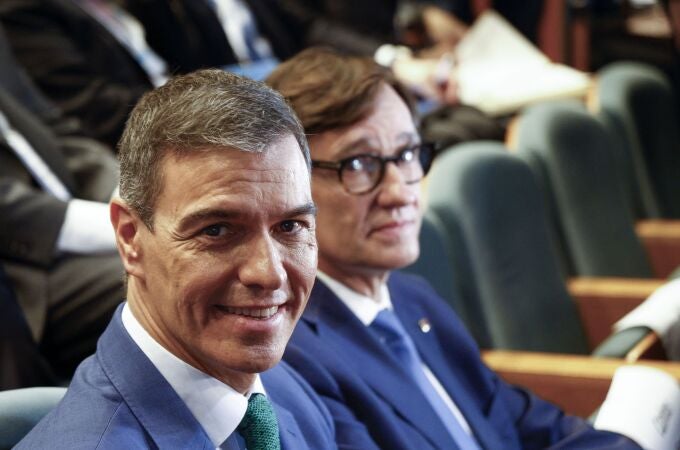  El presidente del Gobierno, Pedro Sánchez, junto al presidente de la Generalitat, Salvador Illa (d), a su llegada a las jornadas "World in Progress Barcelona"