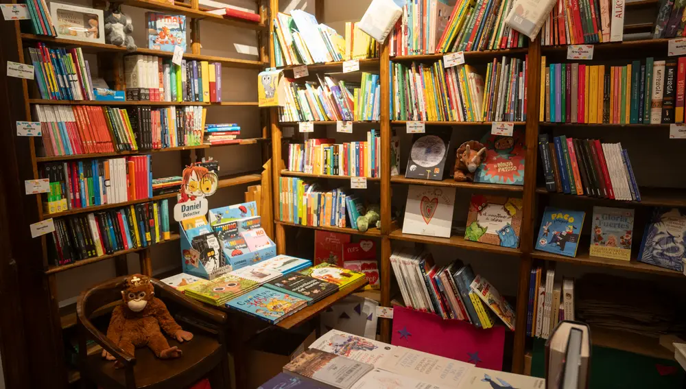 María Treviño y Pablo Cerezo, libreros de Pérgamo, la librería más antigua de Madrid. David Jar