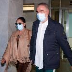 Isabel y Agustín Pantoja abandonan el hospital tras estar al lado de Anabel