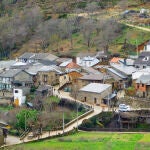 Al encontrarse en la frontera entre España y Portugal, Rihonor de Castilla (o Río de Onor) tiene dos husos horarios y se hablan varias lenguas a la vez