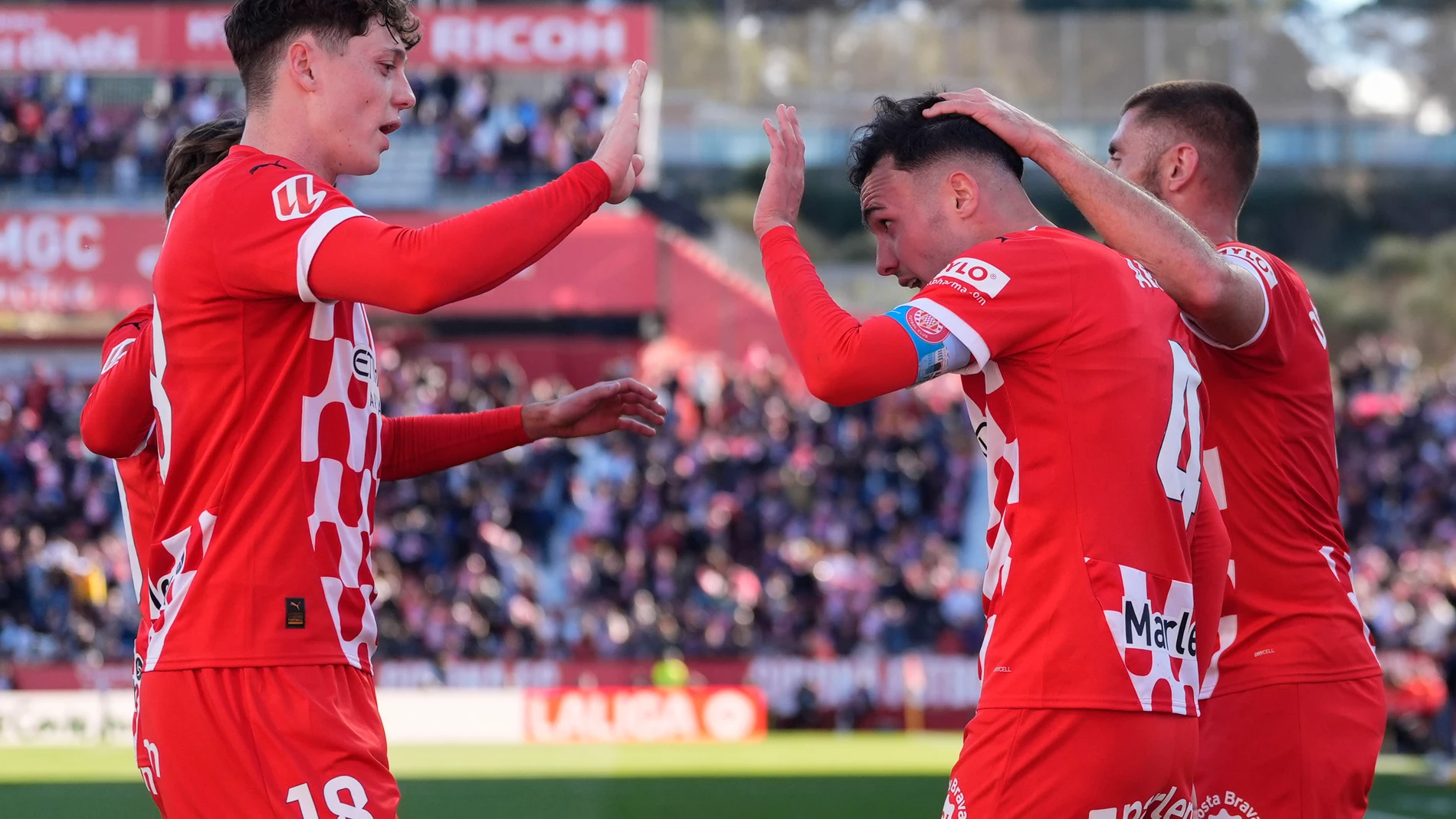 GIRONA, 18/01/2025.- El futbolista del Girona FC Arnau Martínez (2d) celebra con su compañero Ladislav Krejci (i) tras marcar el 1-0 al Sevilla FC durante su partido de LaLiga EA Sports en el Estadio de Montilivi de Girona este sábado. EFE/ Siu Wu