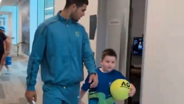 Carlos Alcaraz, en un momento de su charla con John, un joven aficionado