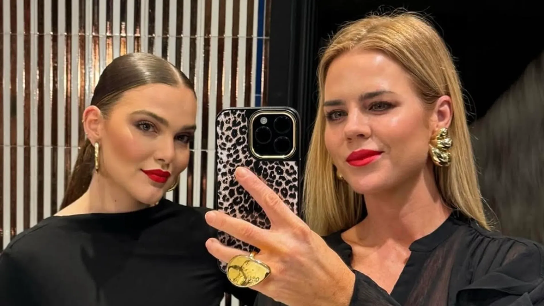 Amelia Bono junto a su hermana Sofía.