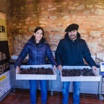 Concha Ortega / ICAL . Lonja trufera de Abejar. En la imagen, José Miguel Altelarrea y Carmen Alonso, técnicos de Cesefor