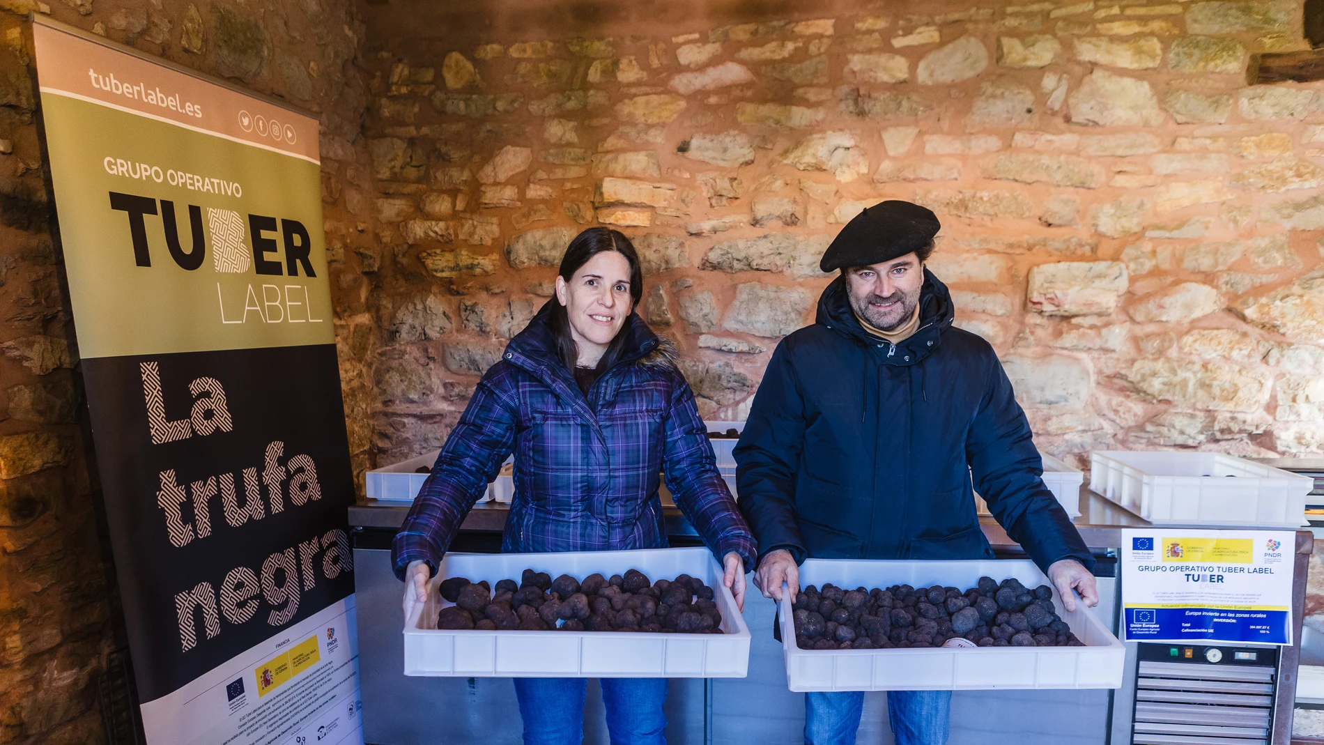 Concha Ortega / ICAL . Lonja trufera de Abejar. En la imagen, José Miguel Altelarrea y Carmen Alonso, técnicos de Cesefor