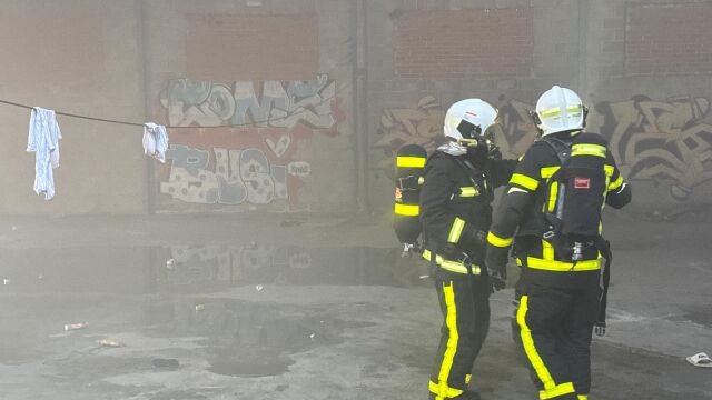 Arde una nave industrial abandonada en Alcalá de Henares en la que vivían tres personas, que han sido rescatadas