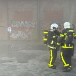 Arde una nave industrial abandonada en Alcalá de Henares en la que vivían tres personas, que han sido rescatadas