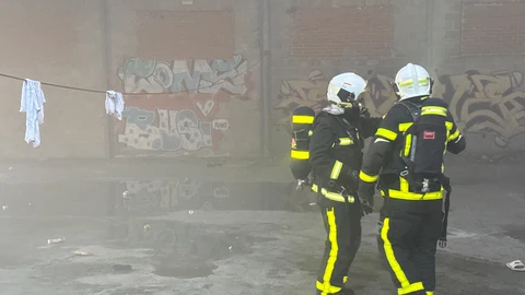 Arde una nave industrial abandonada en Alcalá de Henares en la que vivían tres personas, que han sido rescatadas