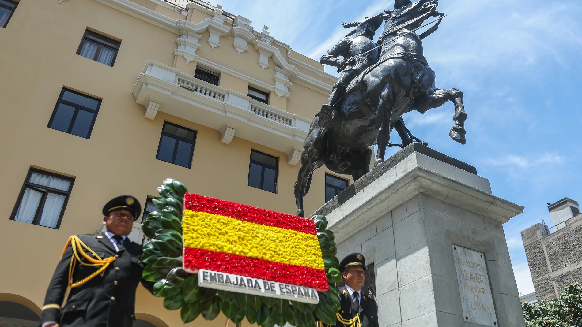 AME2187. LIMA (PERÚ), 18/01/2025.- Dos policías resguardan la estatua de Francisco Pizarro en los exteriores de la Plaza de Armas este viernes, en Lima (Perú). La presidenta de la comunidad de Madrid, Isabel Díaz Ayuso, recibe en Lima la Orden al Mérito en grado Gran Cruz y participa en un homenaje al conquistador de Perú, Francisco Pizarro, con el descubrimiento de un monumento en tributo al español junto al alcalde de Lima, Rafael López Aliaga. EFE/ Aldair Mejía