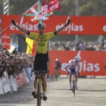 Van Aert entra ganador sin sillín el año pasado en Benidorm