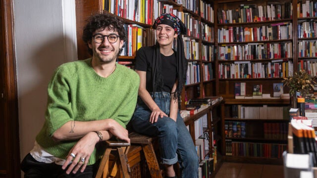 María Treviño y Pablo Cerezo, libreros de Pérgamo, la librería más antigua de Madrid. David Jar