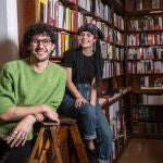 María Treviño y Pablo Cerezo, libreros de Pérgamo, la librería más antigua de Madrid. David Jar