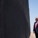 Donald Trump visita una sección del muro entre EE UU y México en junio de 2020