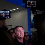 Jair Bolsonaro despidiendo a su esposa en el aeropuerto