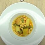 Verduras y un toque final de hierbabuena conforman este plato 