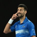 Djokovic se dirige al público en su partido ante Lehecka