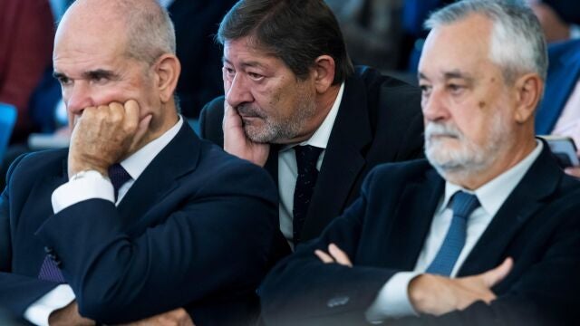 Los expresidentes de la Junta Manuel Chaves (i) y José Antonio Griñán (d), junto al ex director general de Trabajo, Francisco Javier Guerrero (c), escuchan a los fiscales Anticorrupción 