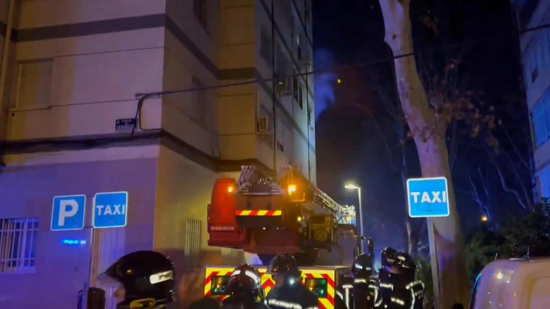 Al menos cinco personas atendidas por un incendio tras una explosión en una vivienda en Usera - Emergencias Madrid REMITIDA / HANDOUT por EMERGENCIAS MADRID Fotografía remitida a medios de comunicación exclusivamente para ilustrar la noticia a la que hace referencia la imagen, y citando la procedencia de la imagen en la firma 19/01/2025