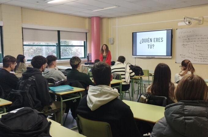 Charla de Irene Salcedo, miembro de la segunda generación de la familia propietaria de la empresa Aguambiente a un grupo de estudiantes de 2º de Bachillerato del IES Las Salinas de Laguna de Duero,