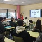 Charla de Irene Salcedo, miembro de la segunda generación de la familia propietaria de la empresa Aguambiente a un grupo de estudiantes de 2º de Bachillerato del IES Las Salinas de Laguna de Duero,