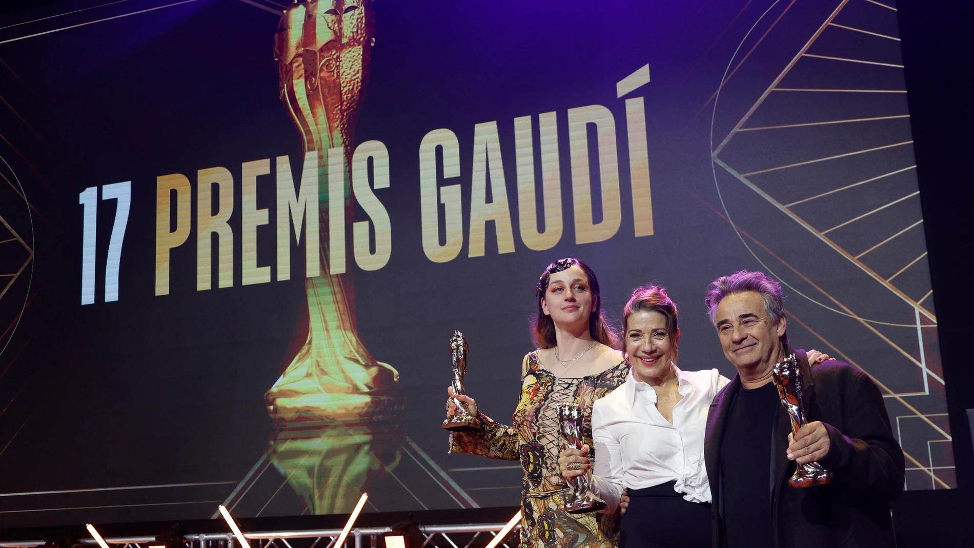 BARCELONA, 18/01/2025.- (i-d) Las actrices Laura Weismahr, Emma Vilarasau y el actor Eduard Fernández posan los premios conseguidos en la XVII edición de los Premios Gaudí de la Academia del Cine Catalán, que se han dado a conocer este sábado en Barcelona EFE / Quique García.