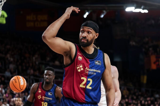 Parker gesticula hacia los árbitros en el partido ante el Surne Bilbao Basket