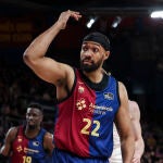 Parker gesticula hacia los árbitros en el partido ante el Surne Bilbao Basket