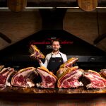 Iván Suárez muestra las piezas de la carne de los bueyes que crían, que también es posible degustar en varios de sus restaurantes en Asturias