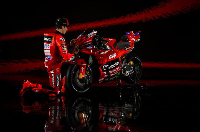 Marc Márquez, junto a su nueva Ducati para 2025