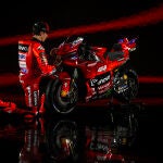 Marc Márquez, junto a su nueva Ducati para 2025