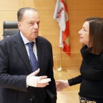 Mario Amilivia conversa con la socialista Laura Pelegrina, tras presentar el informe en las Cortes