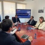 El consejero de Fomento e Infraestructuras, Jorge García Montoro, y el presidente de Frecom, José Hernández, durante la reunión sobre el nuevo modelo de 'Vivienda Asequible de la Región de Murcia'