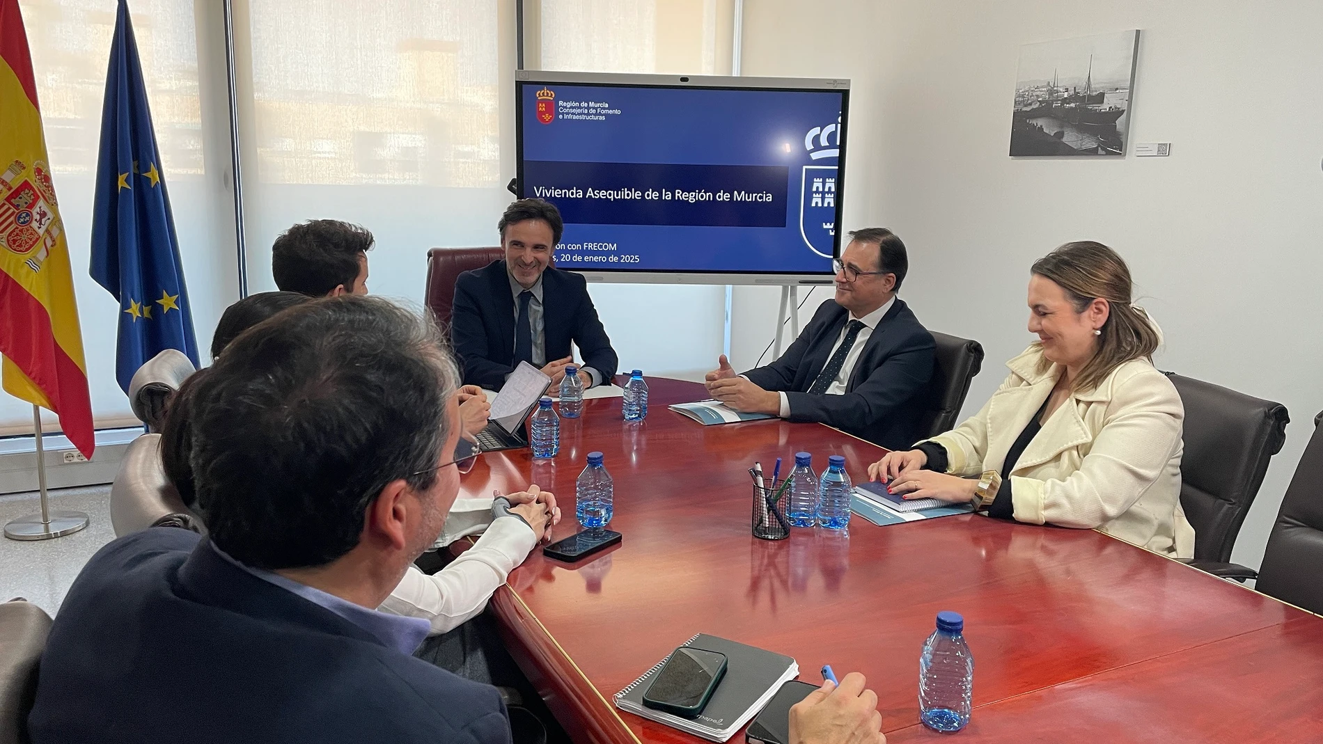 El consejero de Fomento e Infraestructuras, Jorge García Montoro, y el presidente de Frecom, José Hernández, durante la reunión sobre el nuevo modelo de 'Vivienda Asequible de la Región de Murcia'
