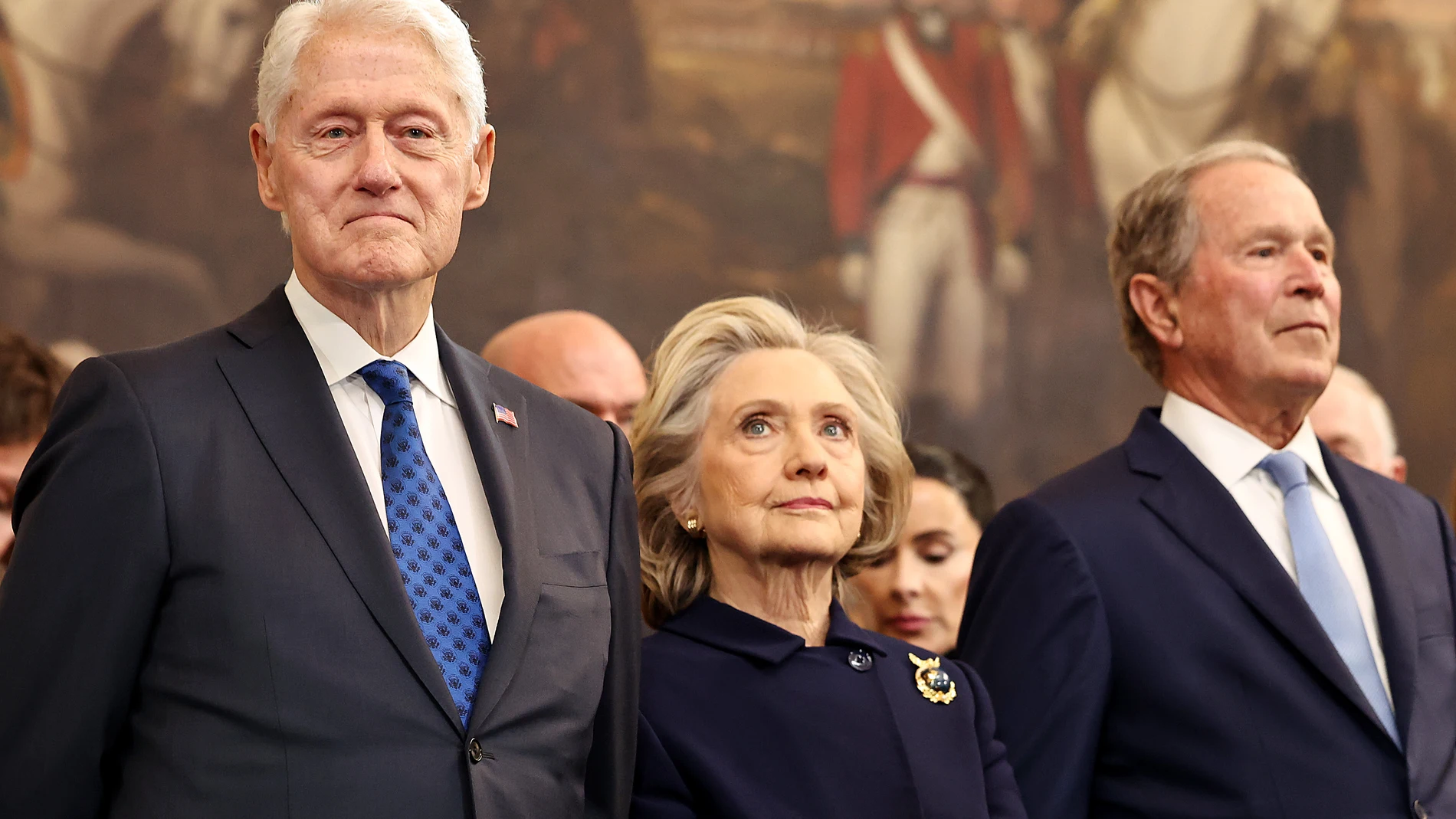 Washington (United States), 20/01/2025.- (L-R) Former U.S. President Bill Clinton, former U.S. Secretary of State Hillary Clinton and former U.S. President George W. Bush attend the inauguration of US President-elect Donald Trump in the Rotunda of the US Capitol in Washington, DC., USA, 20 January 2025. US President-elect Donald Trump will be sworn in for a second term as president of the United States on 20 January. The presidential inauguration will be held indoors due to extreme cold tempe...