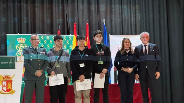 Rocío Lucas, Nicanor Sen y el general de brigada jefe de la Guardia Civil en la comunidad, José Antonio Fernández, junto a los alumnos del IES Diego Porcelos de Burgos ganadores del certamen