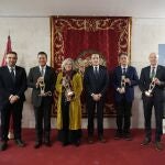 El presidente de la Dipuación de Valladolid, Conrado Íscar; y el alcalde de Peñafiel, Roberto Díez, junto a los nuevos Alcaides de Honor del Museo del Vino